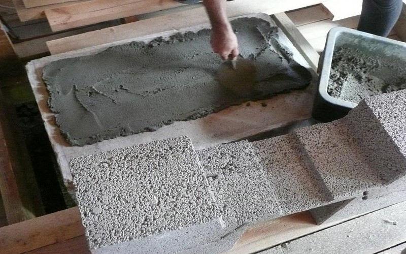 Чтобы замешивать бетон было удобнее, была куплена бетономешалка объемом 120 литров. Когда были утрамбованы песок и щебень, была начата заливка фундамента.