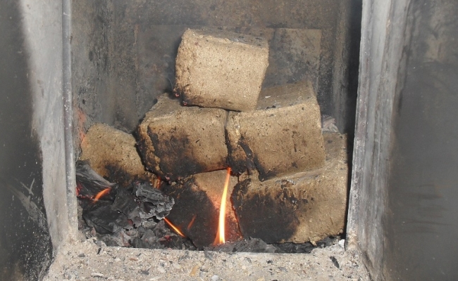 Растопка печи с использованием брикетов топлива