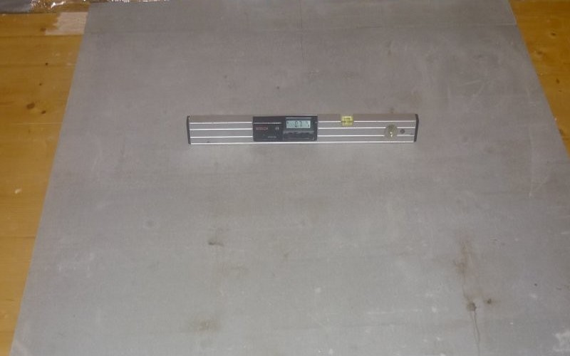 На пол прикручиваем ЦСП плиту – для того, чтобы распределить грамотно нагрузку, а также, чтобы удобно было на пол плитку приклеивать.