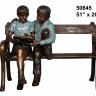 Скамейка девушка и парень читают книгу 